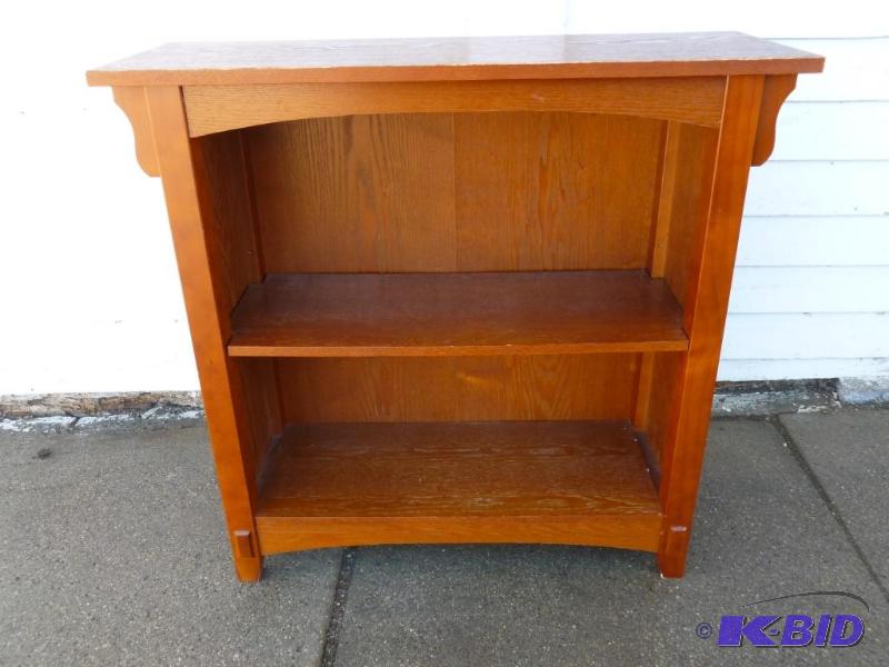 lot 10 image: Nice single tiered wooden shelf stand that me...