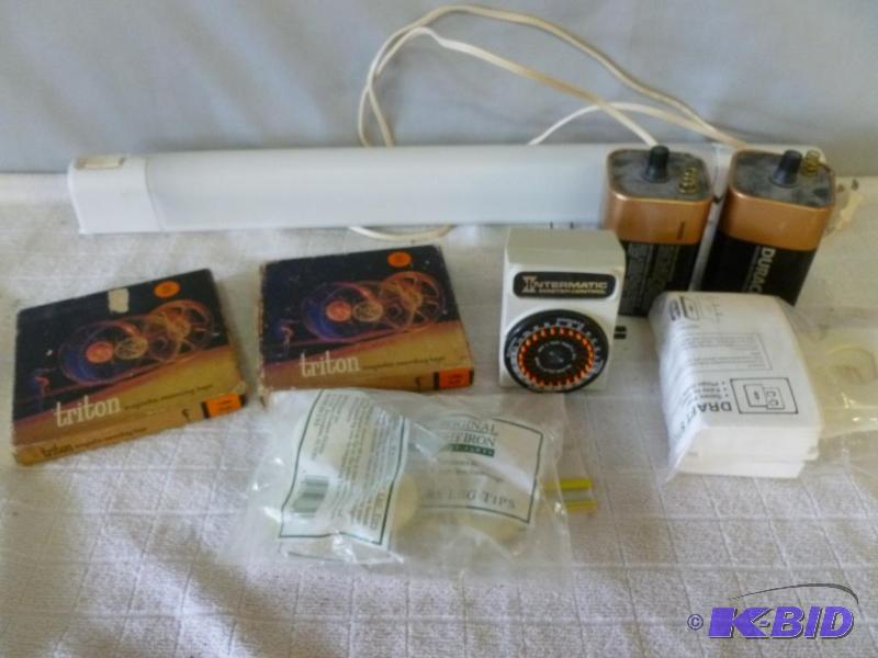 lot 110 image: This lot consists of a florescent light bar, ...
