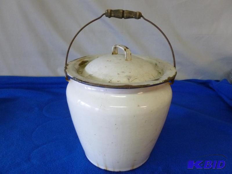 lot 118 image: Vintage wood handled blue and white porcelain...