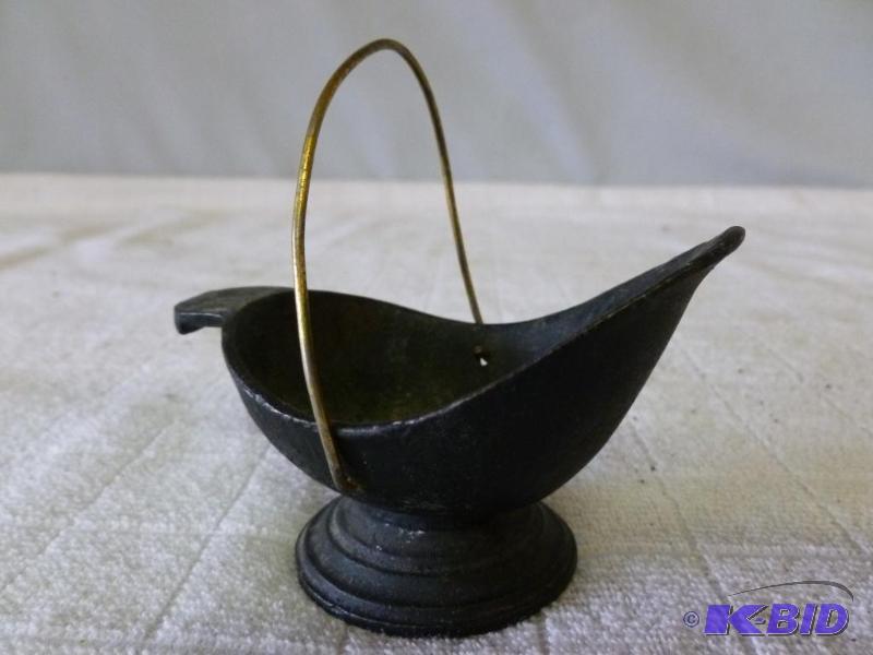 lot 134 image: Vintage cast iron coal bucket shelf decoratio...
