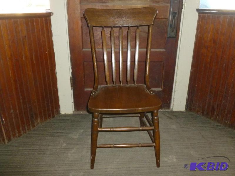 lot 17 image: Vintage wooden dining room chair, measures 16...