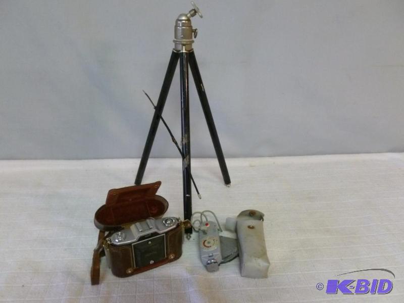 lot 33 image: Vintage Zeiss Ikonta, German made camera, com...