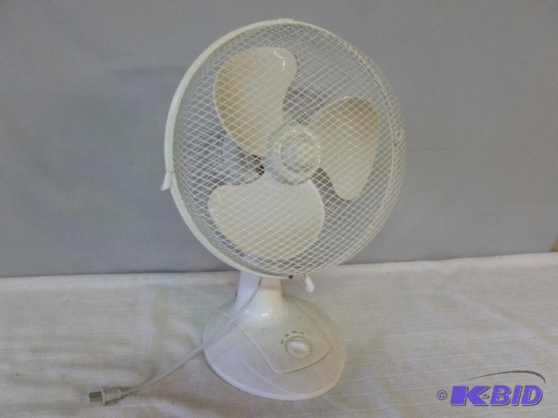 lot 36 image: Haier three speed - 13" oscillating fan....