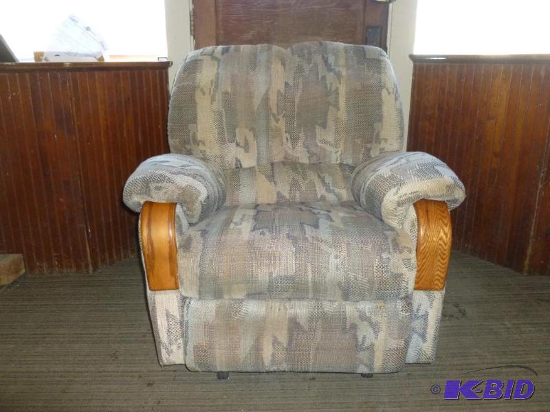 lot 4 image: Berkline&nbsprocker recliner, nice neutral&n...