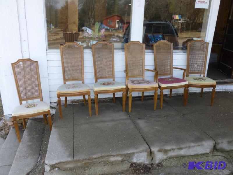 lot 7 image: Vintage 1964 Thomasville six piece high caned...