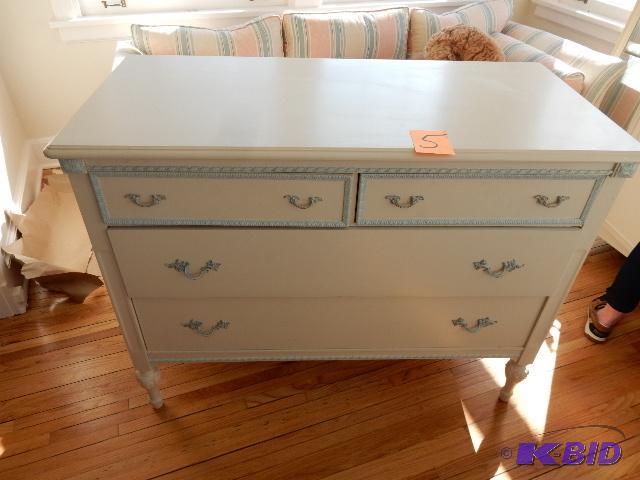 Nice Dresser 5 drawers.. Nice shape