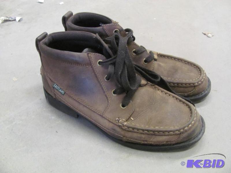 These EASTLAND Midtown Boots have casual styl...