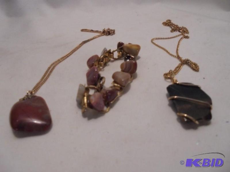 lot 36 image: Mixed lot of agate and tiger eye necklaces an...