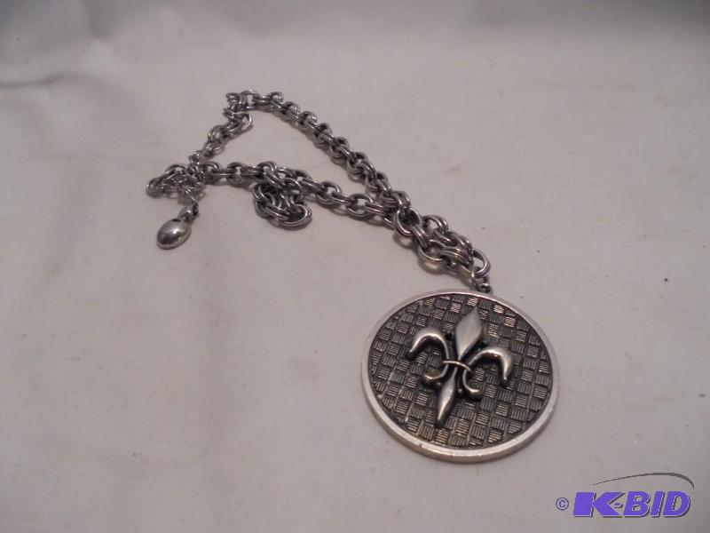lot 43 image: Large&nbspvintage pendant necklace....