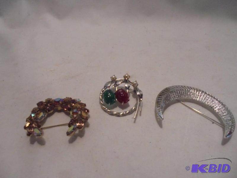 lot 53 image: Lot of (3) vintage brooches.  ...