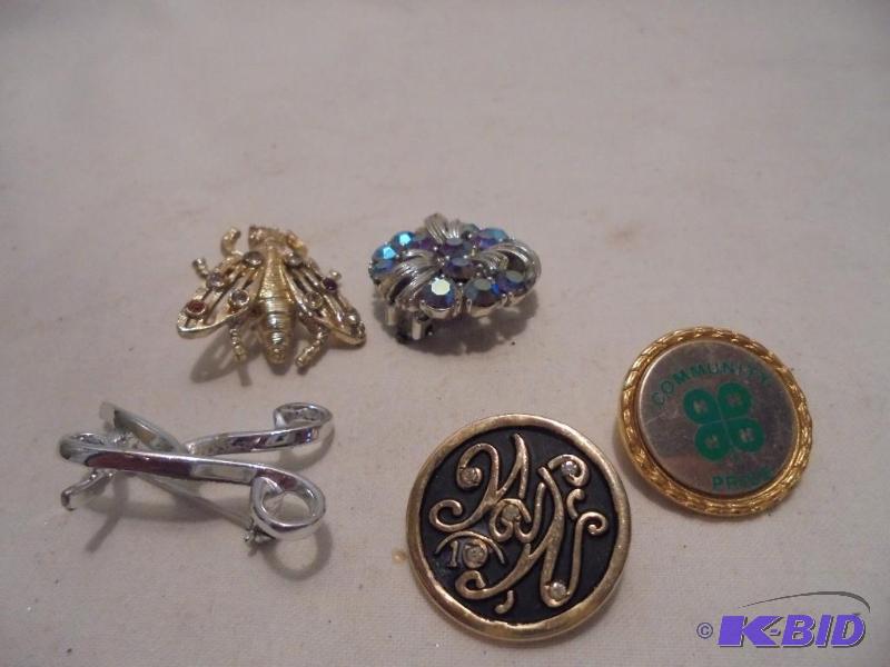 lot 55 image: Lot of (5) vintage brooches, including 4H and...