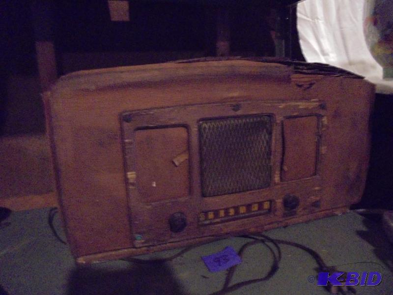 lot 93 image: Vintage wooden radio, in unknown condition, P...