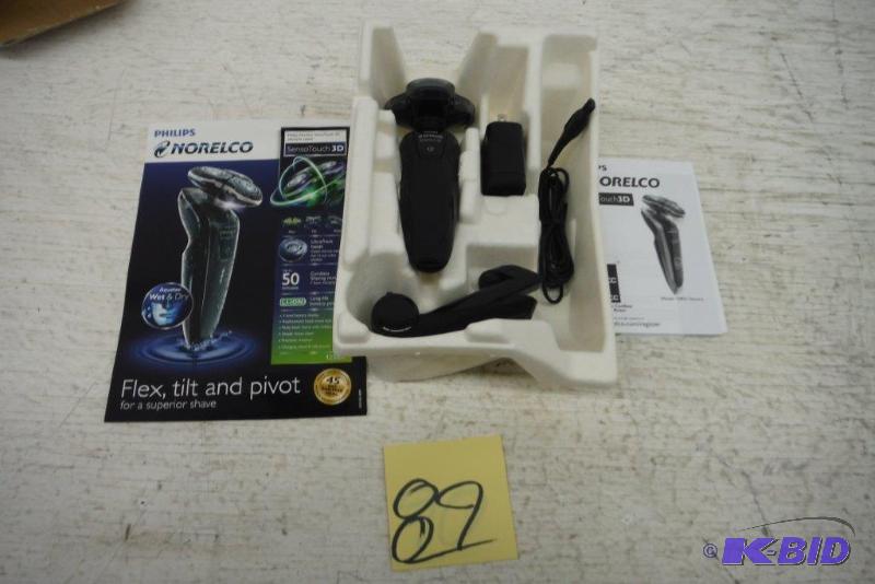 lot 89 image: Philips Norelco 1250X40 SensoTouch 3D Electric Razor (Series 8000)