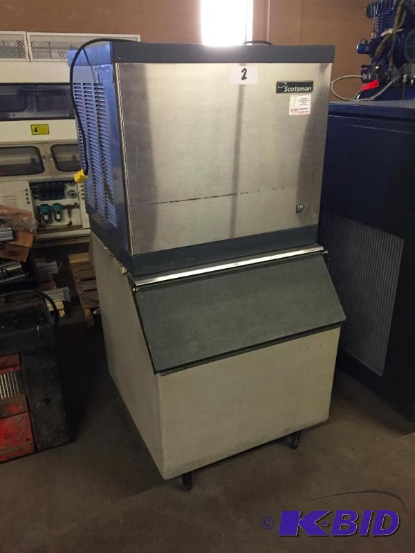 lot 2 image: Scotsman commercial ice maker with hopper. Wa...