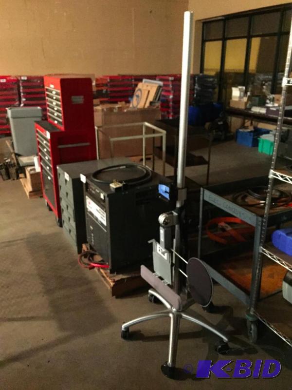 lot 202 image: Portable computer station....