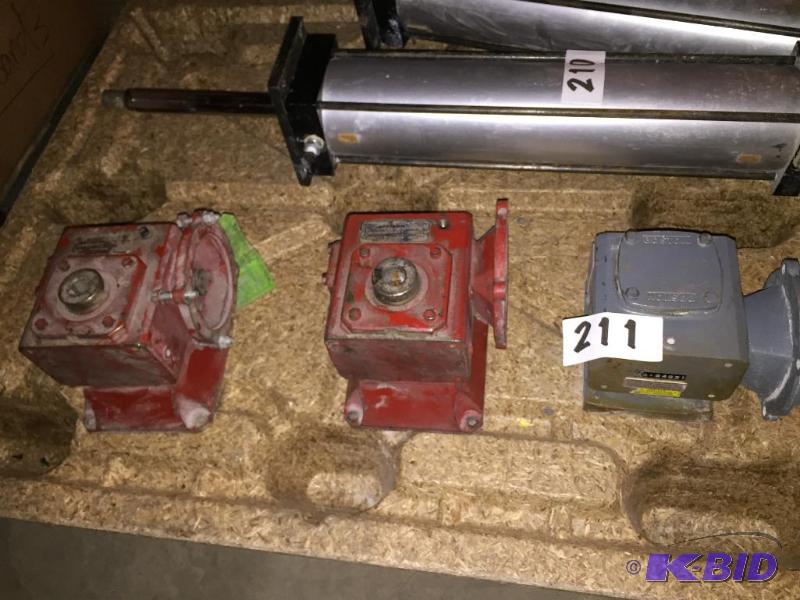 lot 211 image: Lot of 3 right angle drives....