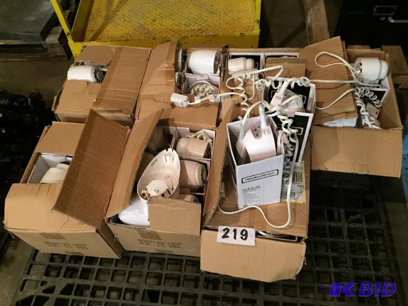 lot 219 image: Pallet lot of Hamilton Beach commercial hair ...