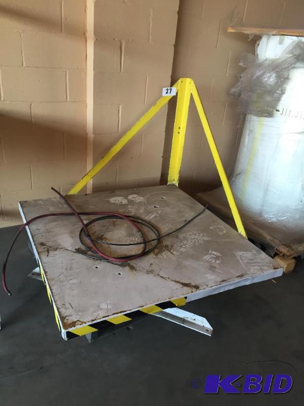 lot 27 image: Gaylord  pallet tilting table....