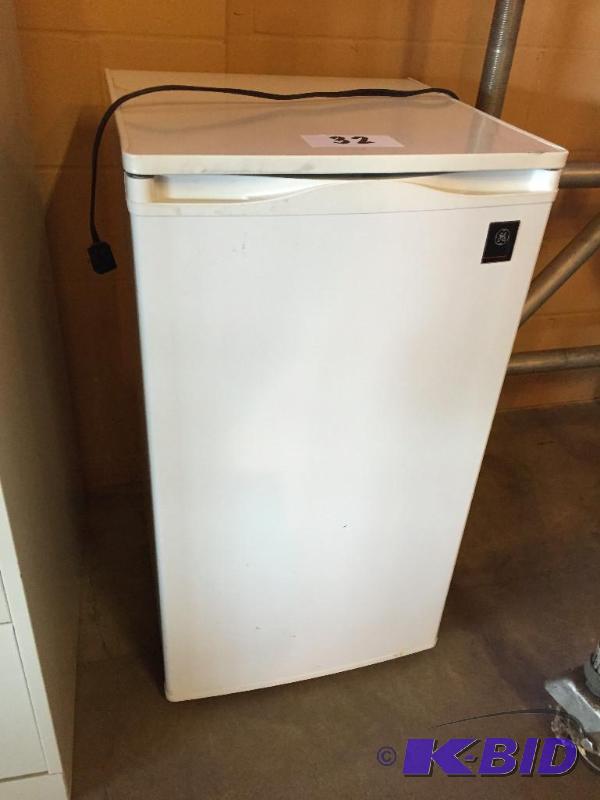 lot 32 image: Small GE refrigerator....
