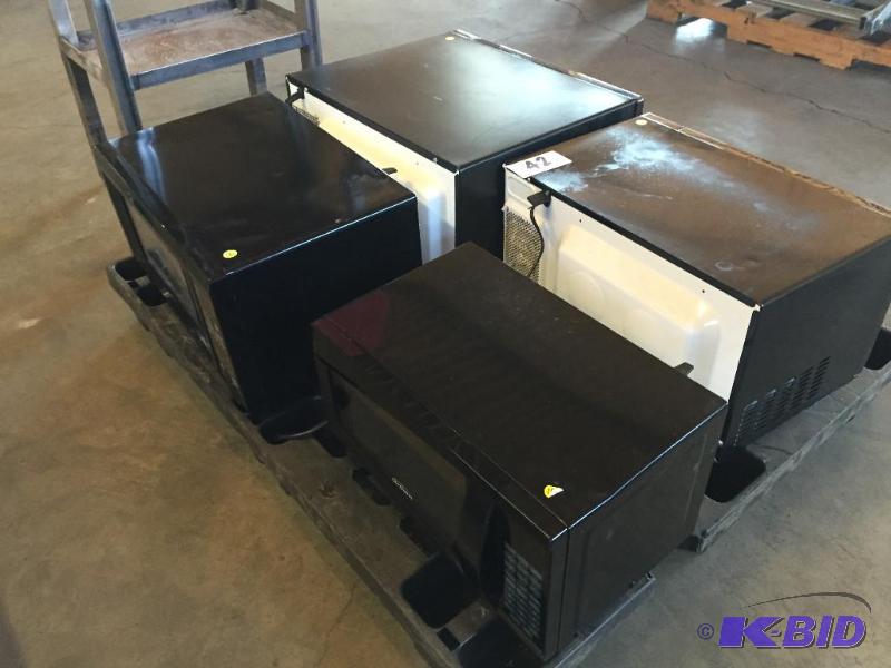 lot 42 image: Lot of 4 black countertop microwaves....