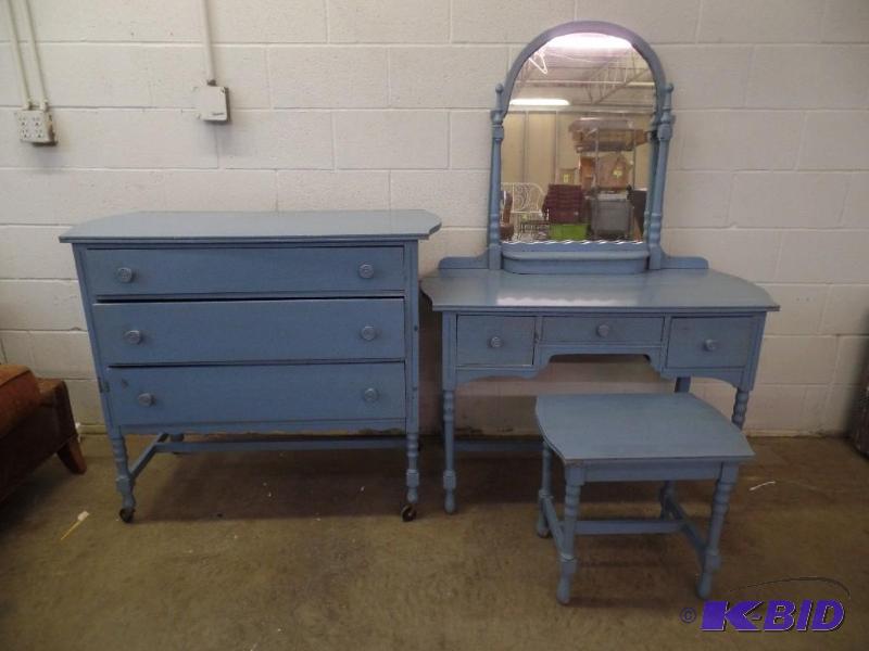lot 13 image: Vanity and Dresser Set