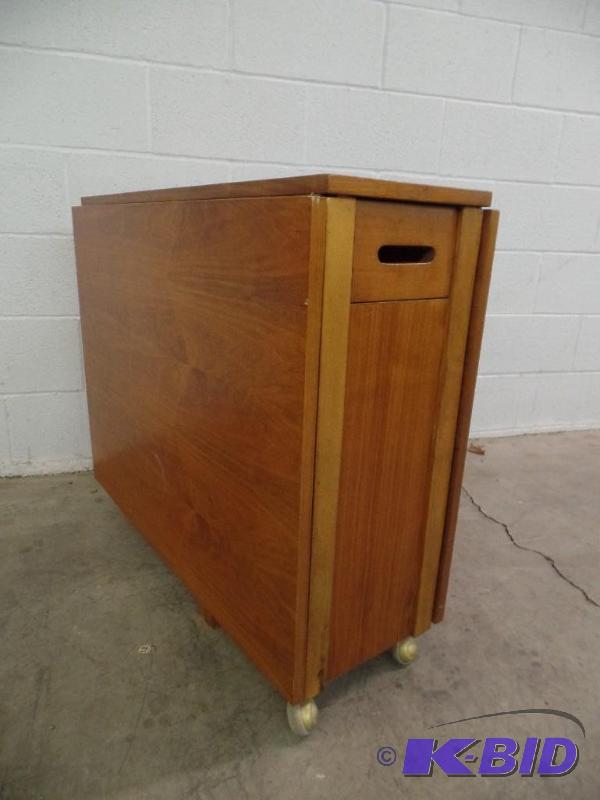 lot 18 image: Gate Leg Table