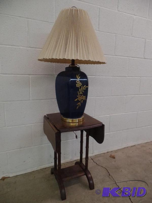 lot 19 image: Unique End Table and Lamp