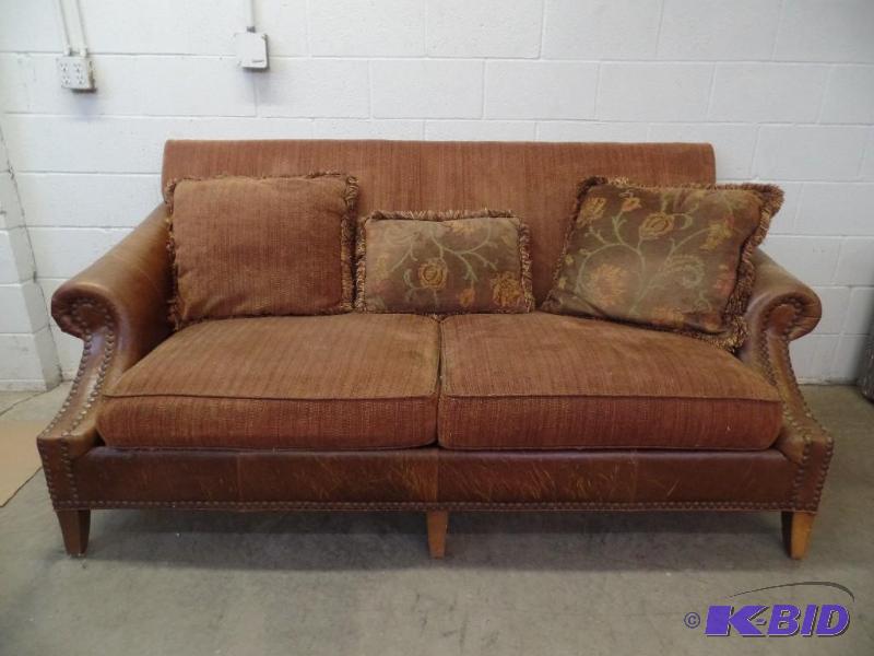 lot 2 image: Luxurious Sofa