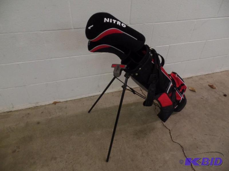 lot 22 image: Childrens Golf Clubs