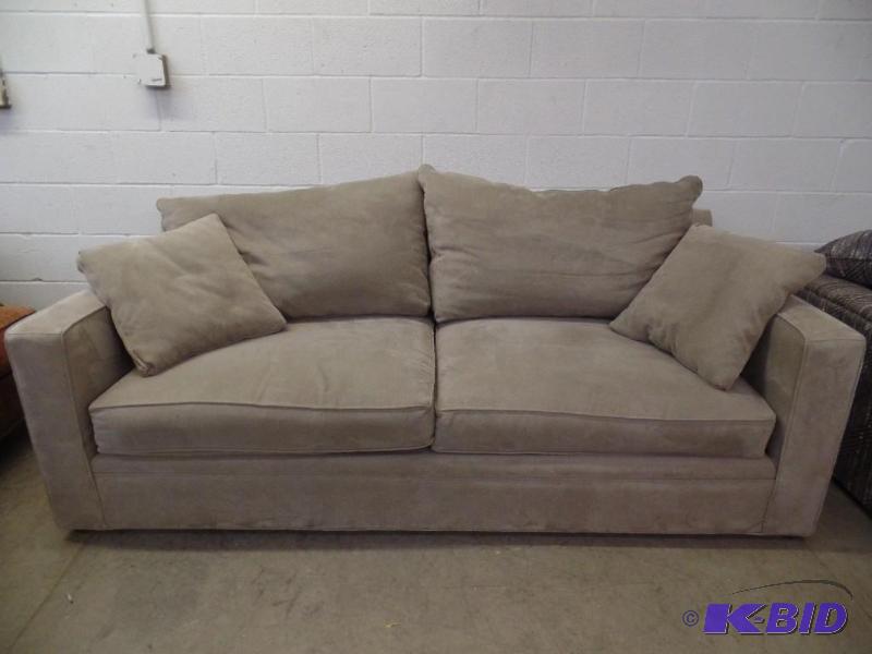lot 3 image: Sofa
