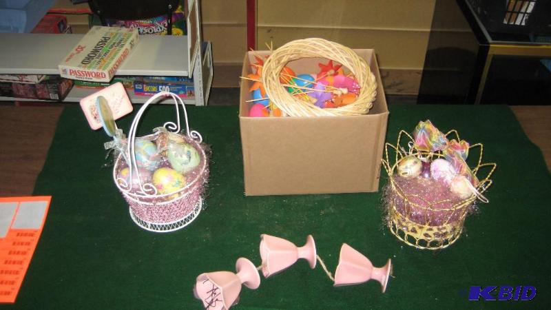 Easter Decoration, Baskets with grass and egg...