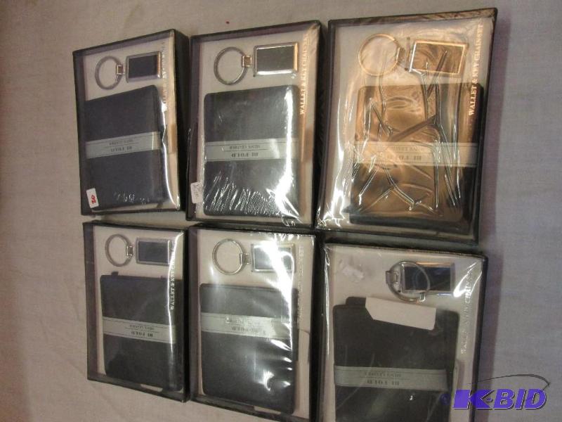 Lot of wallets with keychains, great for resa...