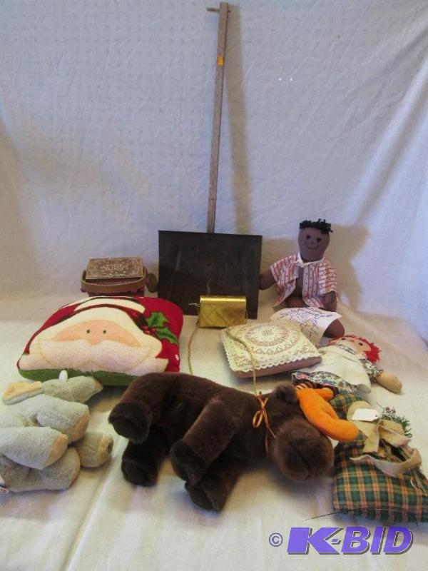 Lot of assorted plush dcor...
