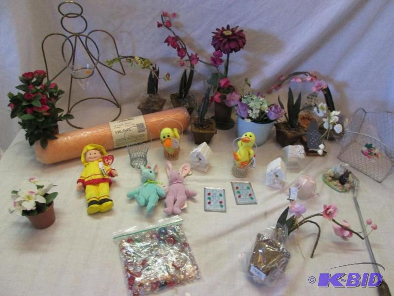 Lot of assorted dcor, includes TY Beanie babi...