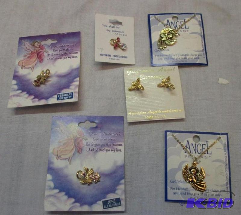 Lot of pins, necklaces and earrings...