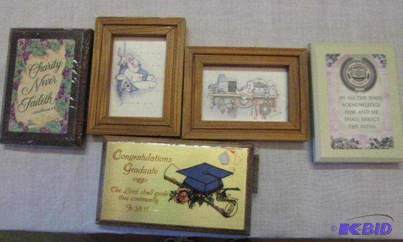 Lot of assorted small wall hangings...