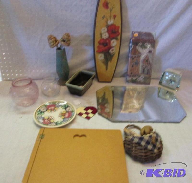 Lot of assorted household dcor...