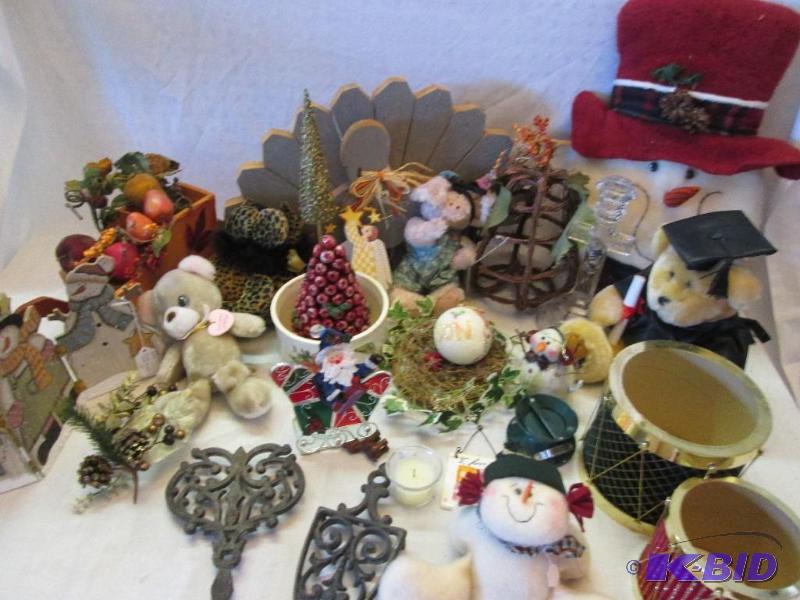 Lot of assorted household dcor...