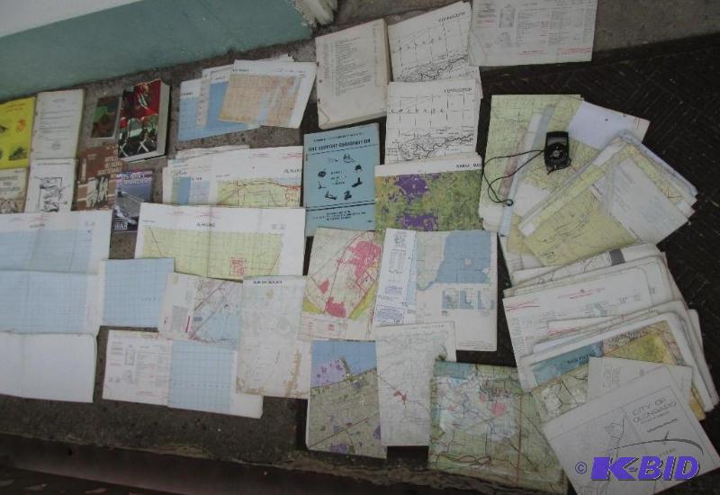 Lot of vintage military manuals and records -...