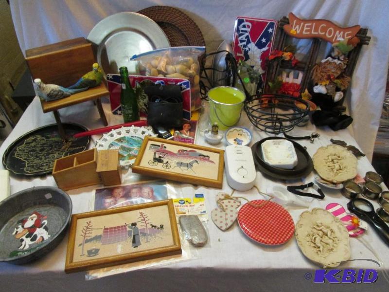 Lot of assorted household dcor...
