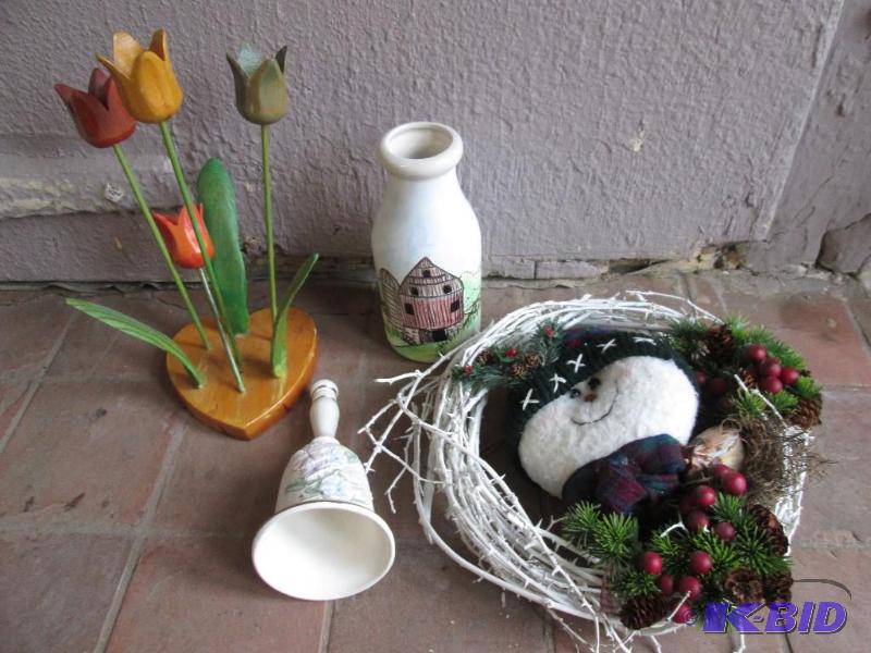 Lot of assorted dcor, includes wood flowers, ...