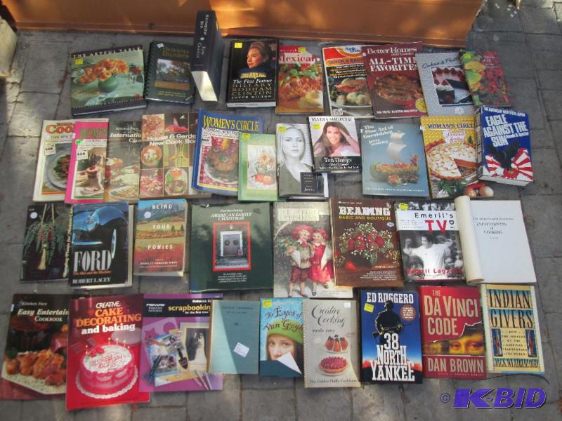 Lot of assorted books, see all the pictures f...
