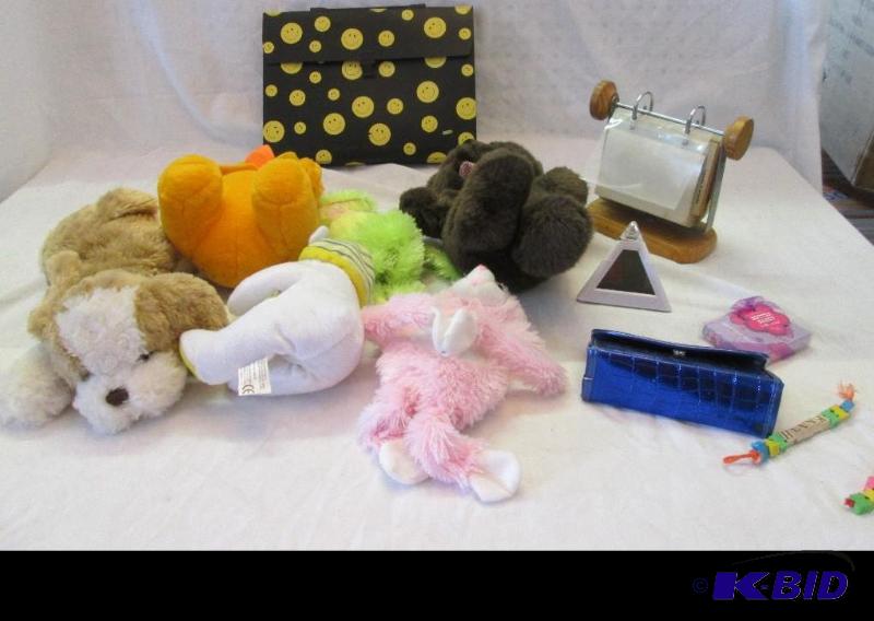 Mixed lot of stuffed animals, recipe card hol...