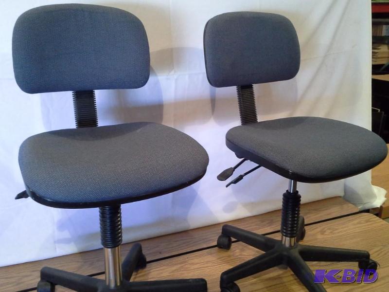 lot 133 image: 2- Blue Adjustable Office Chairs
