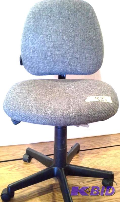 lot 134 image: 1- Grey Adjustable Offic Chair