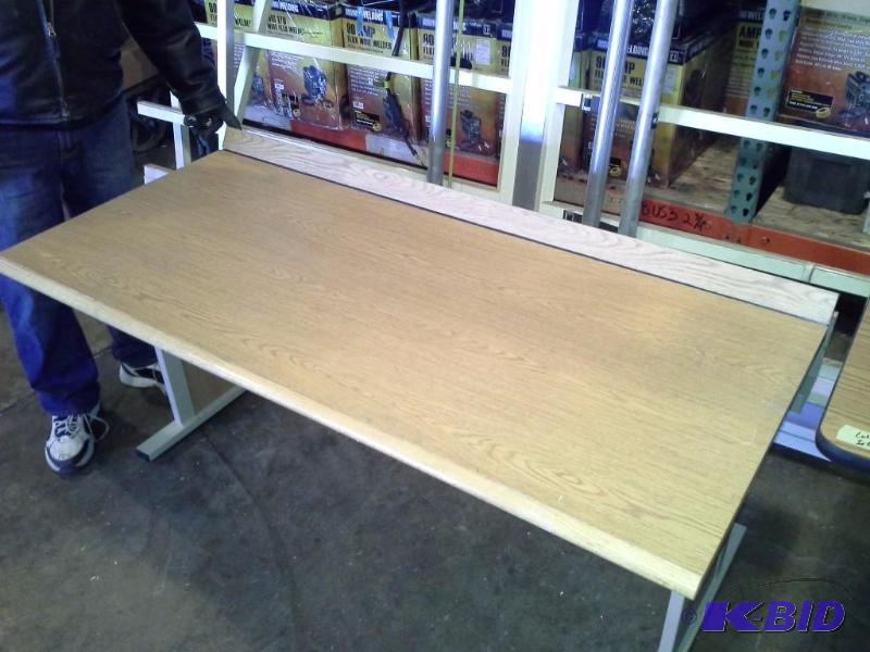 lot 144 image: Heavy Duty Table W Hinged Cable Tray