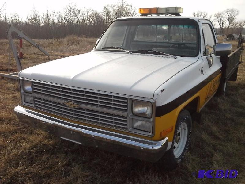 lot 2 image: 1983 Chevrolet Truck