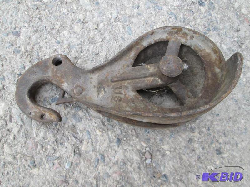 Pulley with locking hook...