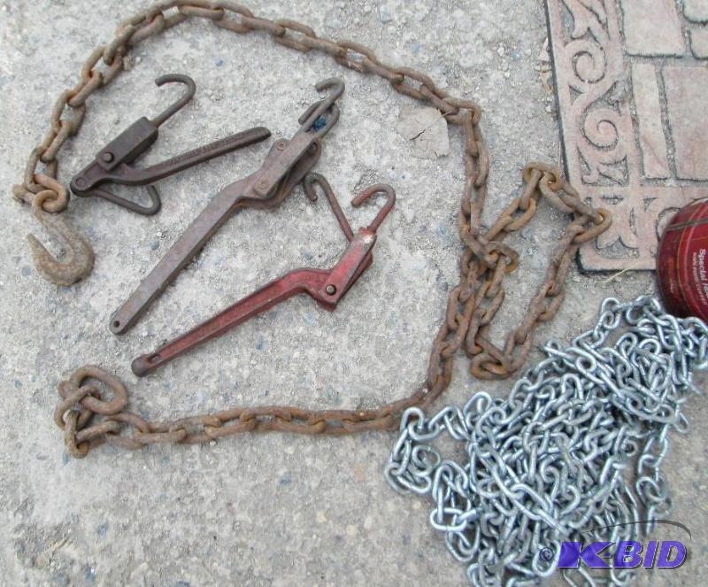 Lot of 3 binders, a chain with hook end and a...