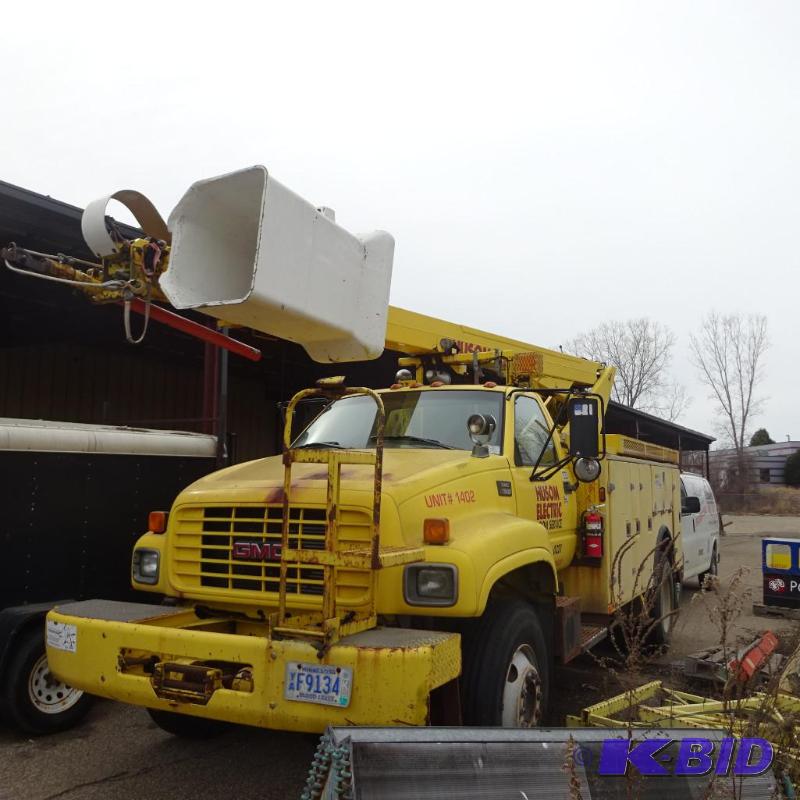 lot 10 image: 1997 GMC 7500 bucket truck. Pitman pelican bo...